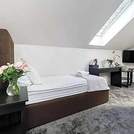 Palac Dabrowka Hotel *